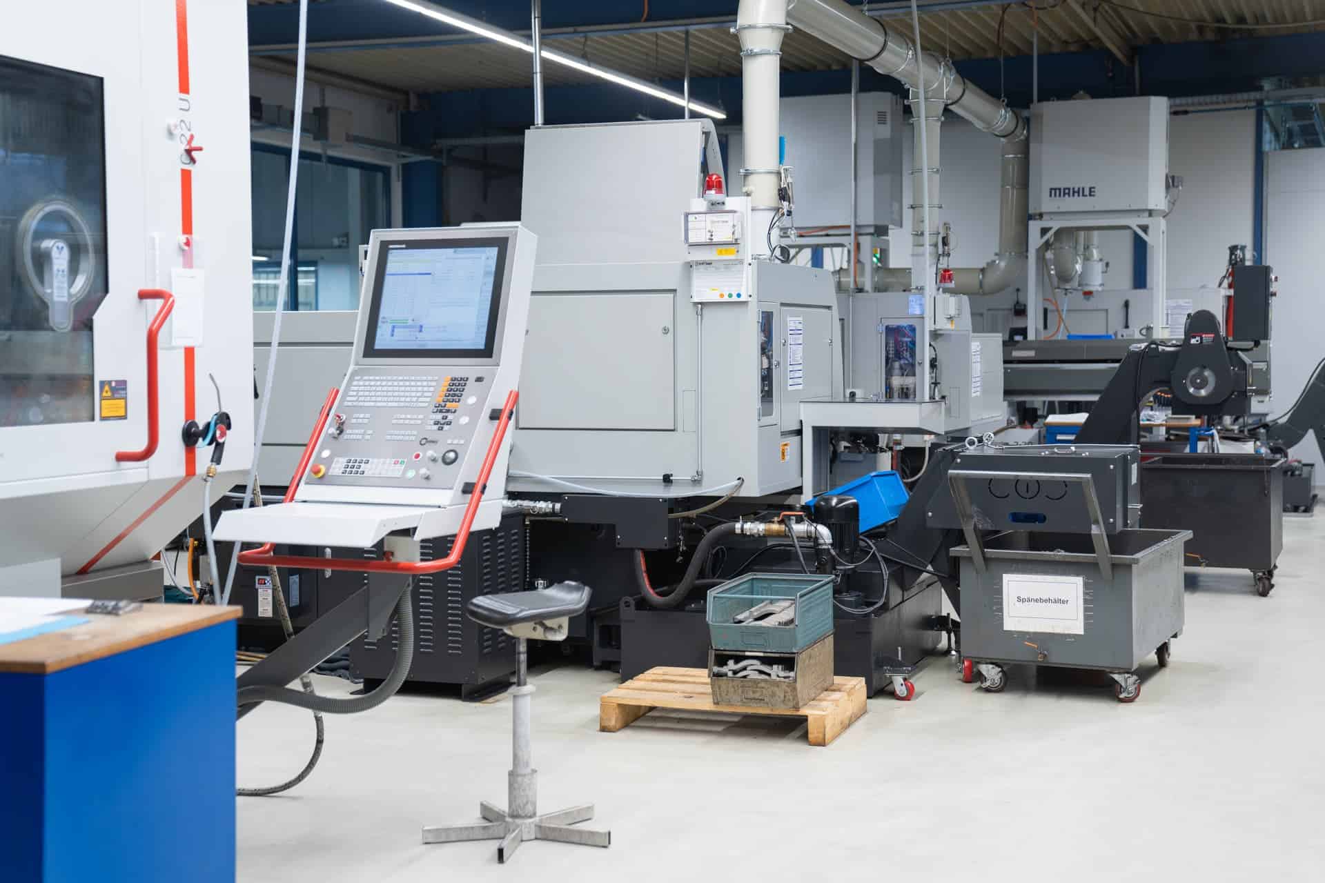 Hochmoderne Fertigungsausrüstung in der Christian Diener GmbH Produktionshalle.